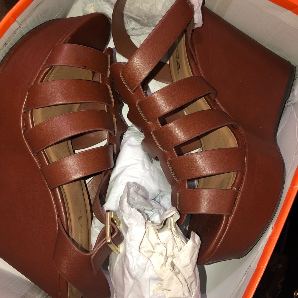 Brownish wedges